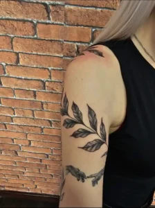 Tatuaje de Fine line en hombro y brazo en Constance Tattoo Valdemoro