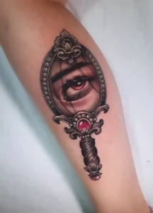 Tatuaje realista de espejo en Constance Tattoo en Valdemoro